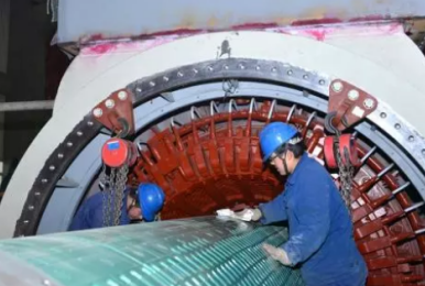 手動倒鏈助力核電站發(fā)電機轉子安裝工作