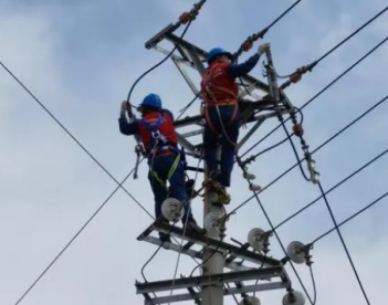 秋檢期間，供電公司員工用倒鏈吊裝新變壓器